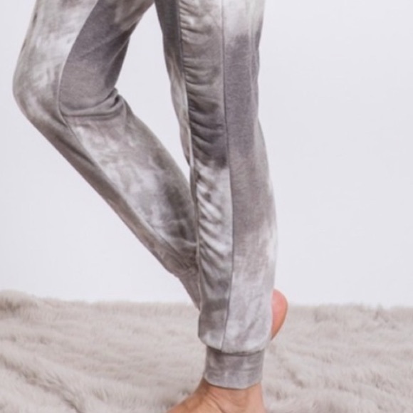 Slim Tie-Dye Joggers with a Shirred sides for a bit of Flair!
BRAND NEW✔️ - Picture 8 of 11